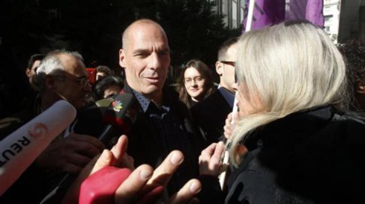 Varoufakis com as trabalhadoras das limpezas em luta.