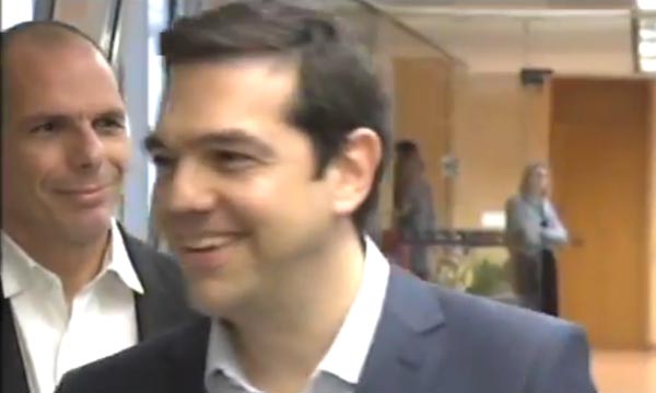 Tsipras e Varoufakis no fim de uma reunião para preparar a reta final das negociações