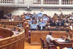 Deputados do Bloco exibem cartazes de solidariedade com a Grécia