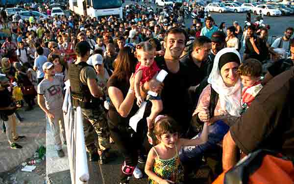 Refugiados sírios embarcam em Lesbos para o continente.
