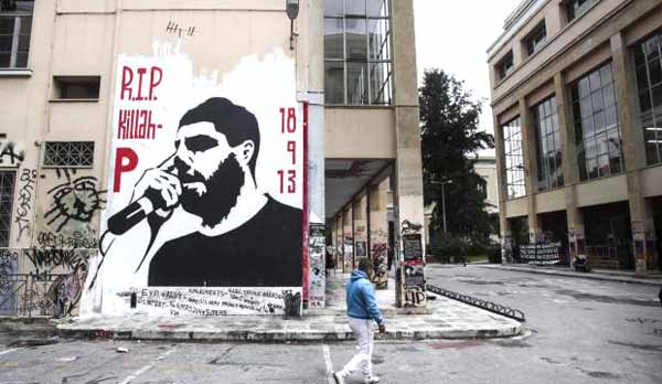 Mural dedicado a Pavlos Fyssas, o rapper assassinado por um membro da Aurora Dourada a 18 de setembro de 2013. Foto retirada de Golden Dawn Watch