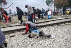 Poícia ataca refugiados na fronteira de Idomeni . Foto naftemporiki.gr