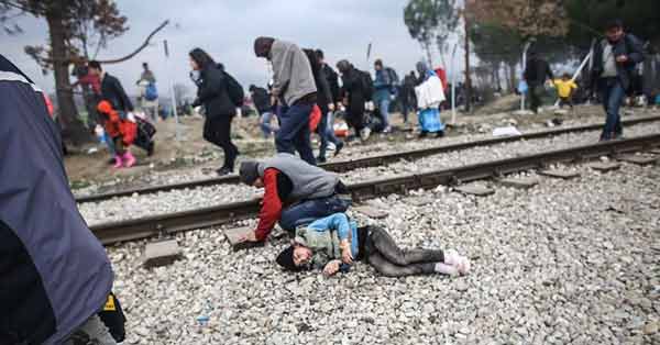 Poícia ataca refugiados na fronteira de Idomeni . Foto naftemporiki.gr