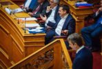 Tsipras e Mitsotakis no parlamento. Foto Left.gr