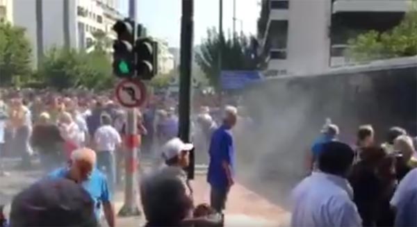 Gás lacrimogéneo lançado pela polícia contra pensionistas